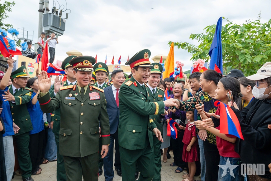 Phó thủ tướng, Bộ trưởng Bộ Quốc phòng Việt Nam - Lào giao lưu cùng nhân dân biên giới