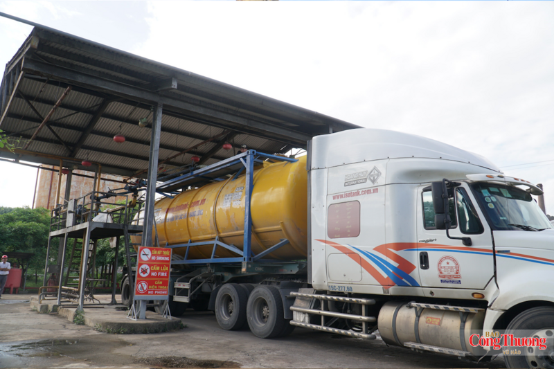 Xe bồn nhận Ethanol E100 từ nhà máy đưa về các tổng kho xăng dầu trong cả nước phục vụ phối trộn xăng sinh học E10.