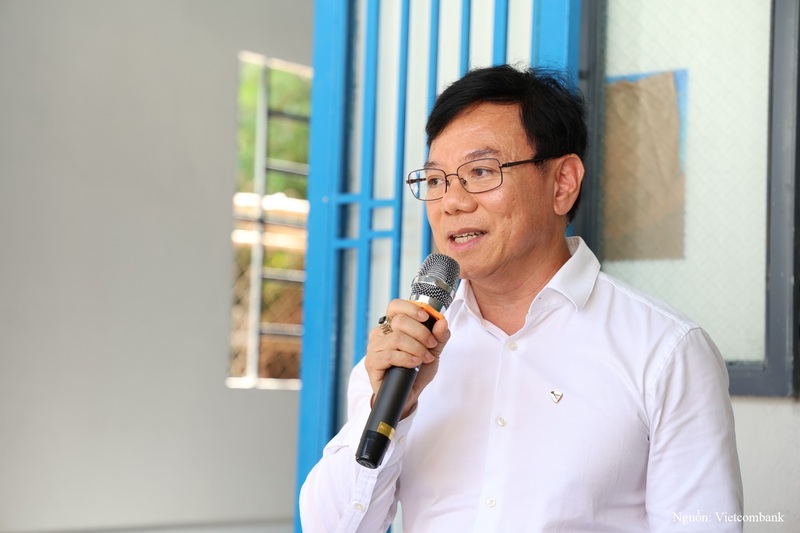 Ông Đặng Hoài Đức, Phó Tổng giám đốc Vietcombank phát biểu tại lễ khánh thành, bàn giao nhà tình nghĩa cho các gia đình cựu chiến binh.