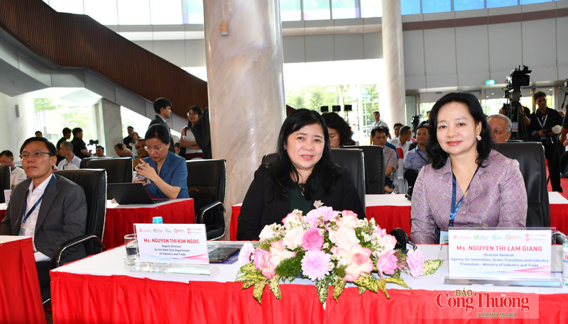 Bà Nguyễn Thị Lâm Giang, Cục trưởng Cục Đổi mới sáng tạo, Chuyển đổi xanh và Khuyến công (Bộ Công Thương) và các đại biểu tham dự sự kiện.