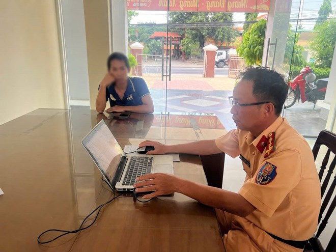 Xử phạt tài xế dừng ô tô bên trái đường đôi trên đèo Cù Hin