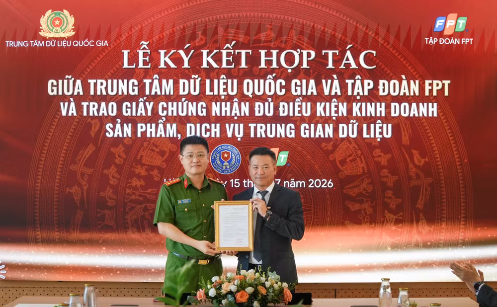 Trung tâm Dữ liệu quốc gia ký trao giấy chứng nhận đủ điều kiện kinh doanh sản phẩm, dịch vụ trung gian dữ liệu cho Tập đoàn FPT Trung tâm Dữ liệu quốc gia ký trao giấy chứng nhận đủ điều kiện kinh doanh sản phẩm, dịch vụ trung gian dữ liệu cho Tập đoàn FPT