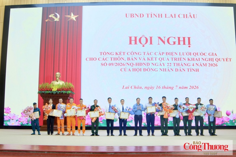 Chủ tịch UBND tỉnh Lai Châu Hà Quang Trung tặng Bằng khen cho các cá nhân có thành tích xuất sắc trong triển khai công tác cấp điện lưới quốc gia cho các thôn, bản và triển khai thực hiện tốt Nghị quyết số 09.