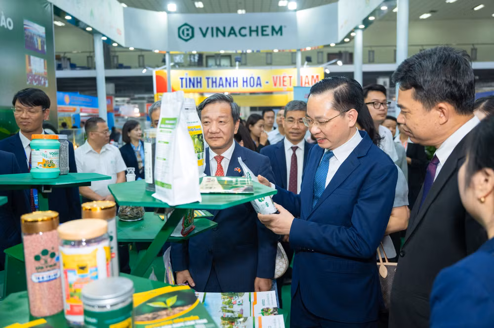Đại sứ Việt Nam tại Lào - ông Nguyễn Minh Tâm và Thứ trưởng Bộ Công Thương Lào Phouthavanh Nanthavong tham quan gian hàng VINACHEM word-ymz526-6.png