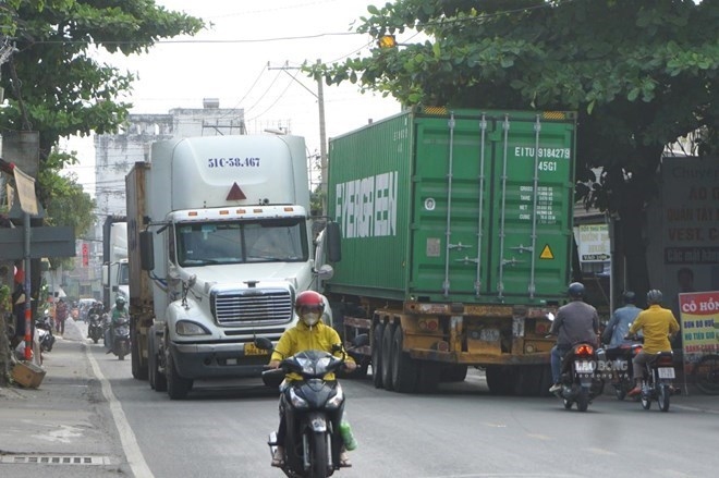 Xe container chạy chiếm hết làn đường Nguyễn Duy Trinh. Ảnh: Minh Quân
