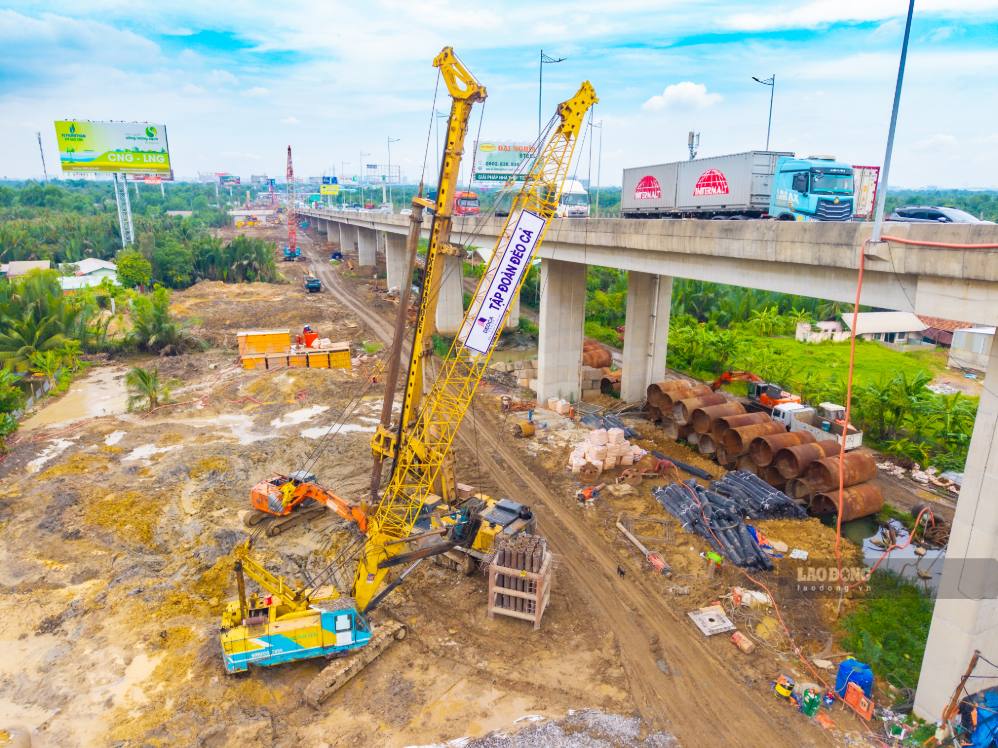 Các nhà thầu huy động hơn 800 kỹ sư, công nhân cùng gần 100 máy móc, thiết bị, triển khai 34 mũi thi công đồng thời.