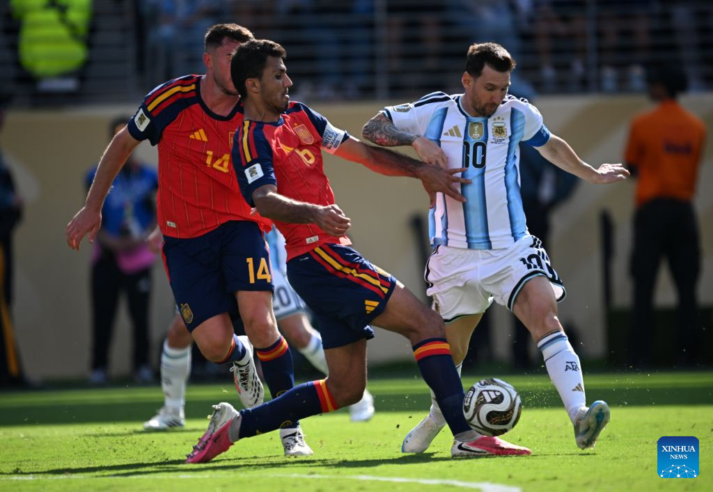 Tây Ban Nha đã “bóp nghẹt” Argentina.  Ảnh: Xinhua