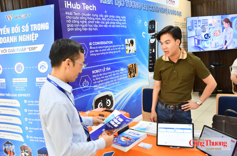 Khu vực triển lãm giới thiệu các giải pháp AI, hạ tầng dữ liệu, điện toán hiệu năng cao, an toàn thông tin và chuyển đổi số của nhiều doanh nghiệp công nghệ bên lề sự kiện.