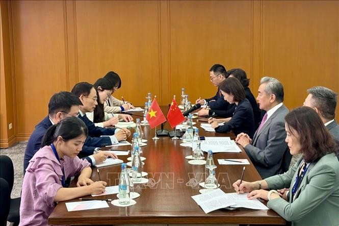 Bộ trưởng Bộ Ngoại giao Lê Hoài Trung gặp Bộ trưởng Bộ Ngoại giao Trung Quốc Vương Nghị. Ảnh TTXVN.