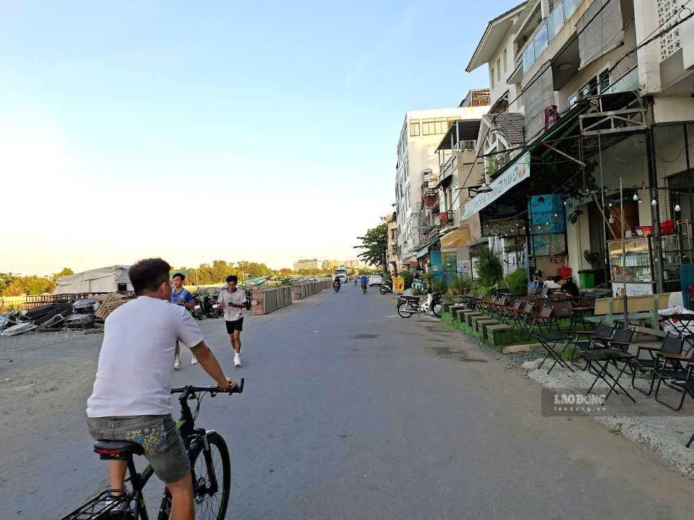 Hàng quán bắt đầu mọc lên khi hai tuyến đường ven kênh dần hoàn thiện.  Ảnh: Minh Quân