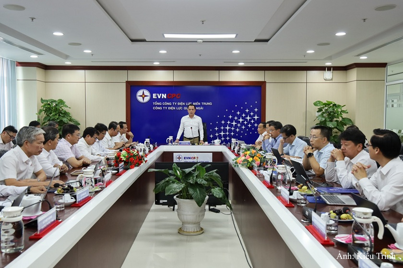 Chủ tịch HĐTV ENVCPC Nguyễn Thanh và Đoàn công tác EVNCPC làm việc với PC Quảng Ngãi.