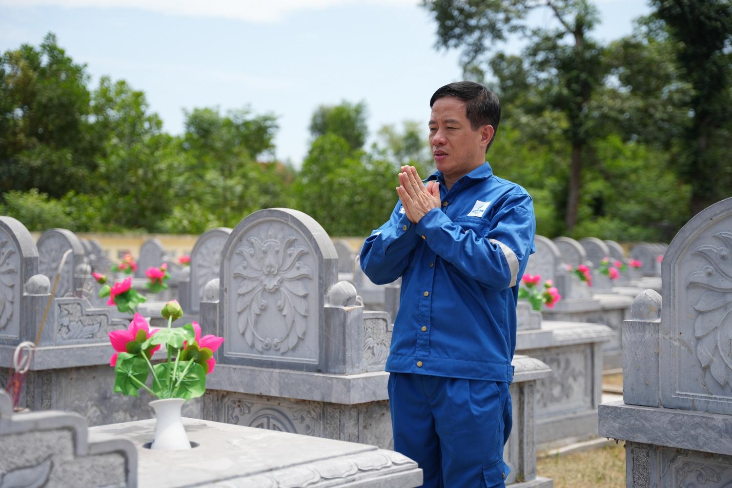 CBNV PVNDB thắp nén tâm nhang tưởng nhớ các Anh hùng liệt sĩ