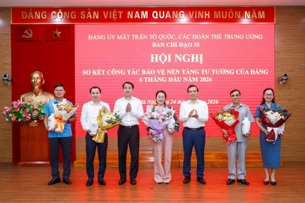 Ông Ngô Văn Cương - Phó Bí thư, Trưởng Ban Chỉ đạo 35 Đảng ủy; đồng chí Nguyễn Minh Chung - Ủy viên Ban Thường vụ, Trưởng Ban Tuyên giáo và Dân vận Đảng ủy, Phó Trưởng ban Thường trực Ban Chỉ đạo 35 Đảng ủy tặng hoa tri ân các thành viên thôi không tham gia Ban Chỉ đạo 35 Đảng ủy nhiệm kỳ 2025 – 2030. Ảnh: Quang Vinh 2d413f03-1ef6-4e30-9623-163acee224d3.jpg