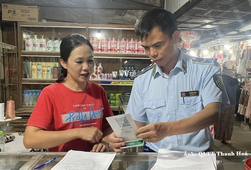 Đội Quản lý thị trường số 10 hướng dẫn các tiểu thương đăng ký tạo mã QR.