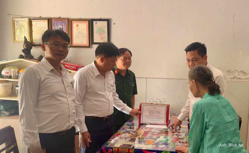 Đoàn AVC đến dâng hương Mẹ Việt Nam anh hùng Nguyễn Thị Ngọ, thăm hỏi, tặng quà thương binh Hứa Thị Xuân tại phường Hoà Xuân (TP. Đà Nẵng)