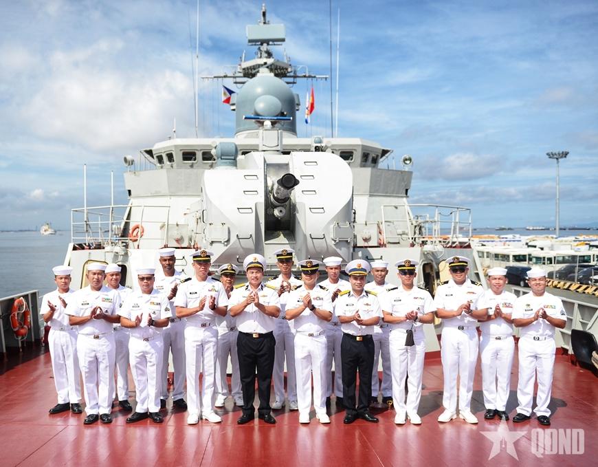 Sĩ quan, thủy thủ Hải quân Philippines tham quan Tàu 015-Trần Hưng Đạo