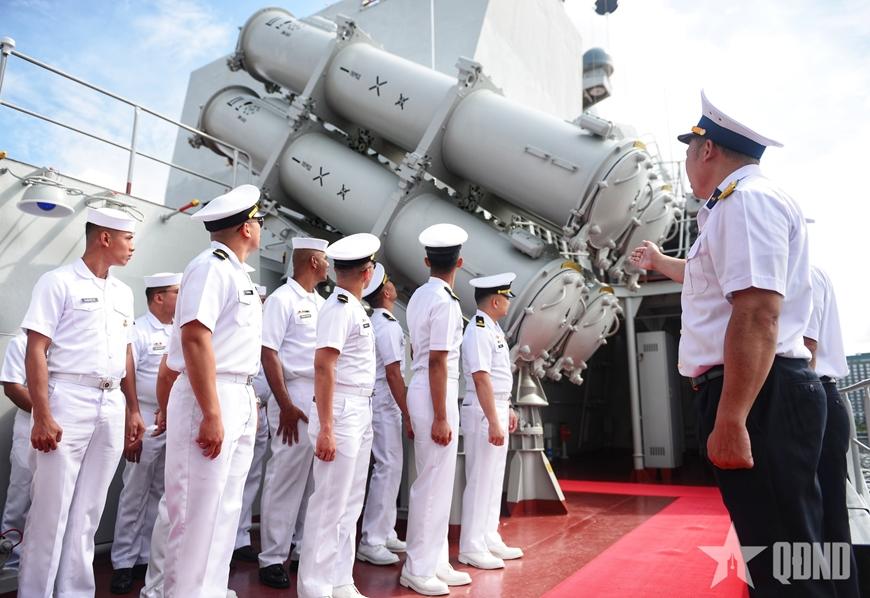 Sĩ quan, thủy thủ Hải quân Philippines tham quan Tàu 015-Trần Hưng Đạo