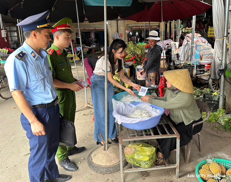 Đội Quản lý thị trường số 8 đẩy mạnh công tác triển khai thanh toán không dùng tiền mặt tại các chợ chuyền thống.