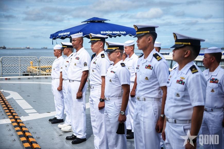 Sĩ quan, thủy thủ Hải quân Philippines tham quan Tàu 015-Trần Hưng Đạo