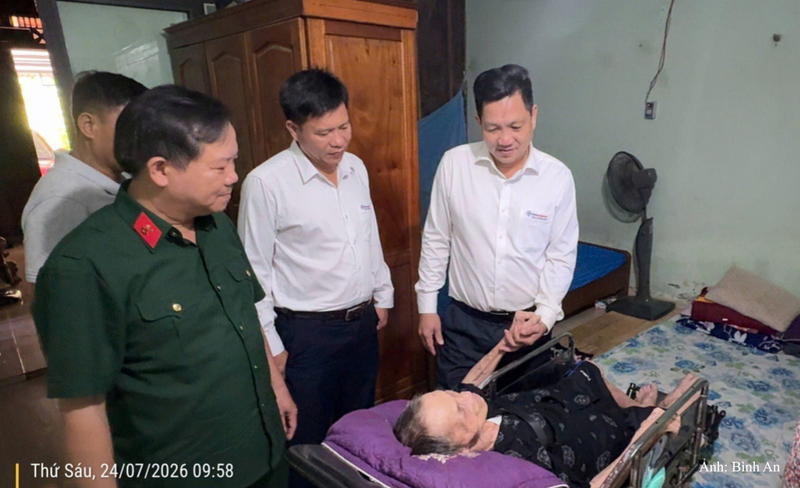 Đoàn AVC thăm hỏi, tặng quà gia đình thương binh Lê Thị Ba, bệnh binh Ngô Đình Thương tại xã Sông Vàng (TP. Đà Nẵng)