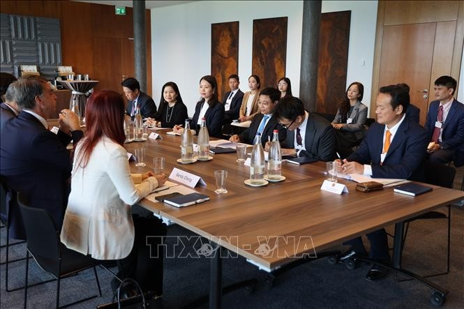 Phó Thủ tướng Chính phủ Nguyễn Văn Thắng cùng đoàn làm việc với Diễn đàn Kinh tế thế giới (WEF) tại Geneva. Ảnh: TTXVN