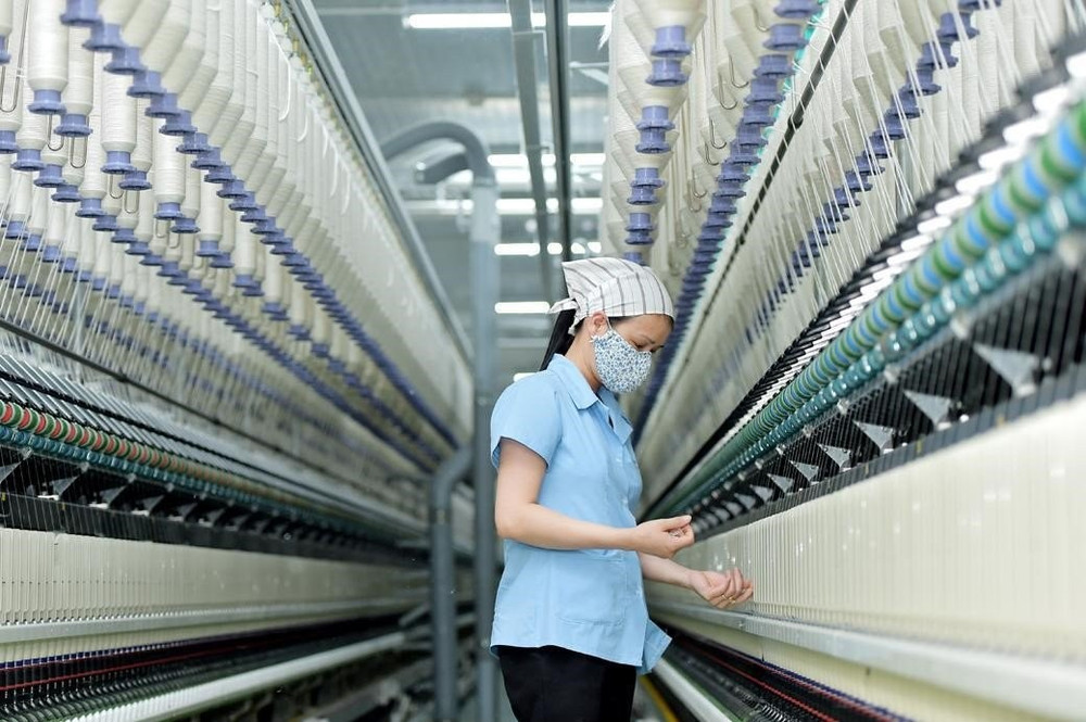Đối với ngành dệt may, doanh nghiệp cần quan tâm không chỉ đến nơi cắt, may và hoàn thiện sản phẩm mà còn phải xác định nguồn gốc của bông, xơ, sợi, vải, thuốc nhuộm và các nguyên phụ liệu. Ảnh: DMS nganh-cong-nghe-det-may.jpg