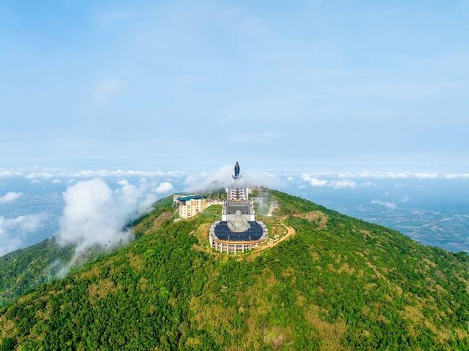Núi Bà Đen là một trong những điểm đến văn hoá hàng đầu Nam bộ. Ảnh: Sun World Ba Den Mountain.