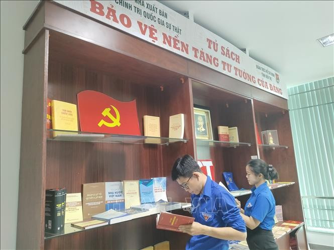 Tìm hiểu kiến thức thông qua tủ sách bảo vệ nền tảng tư tưởng của Đảng. Ảnh tu liệu: Huỳnh Phúc Hậu/TTXVN tu-tuog-280726-1.jpg