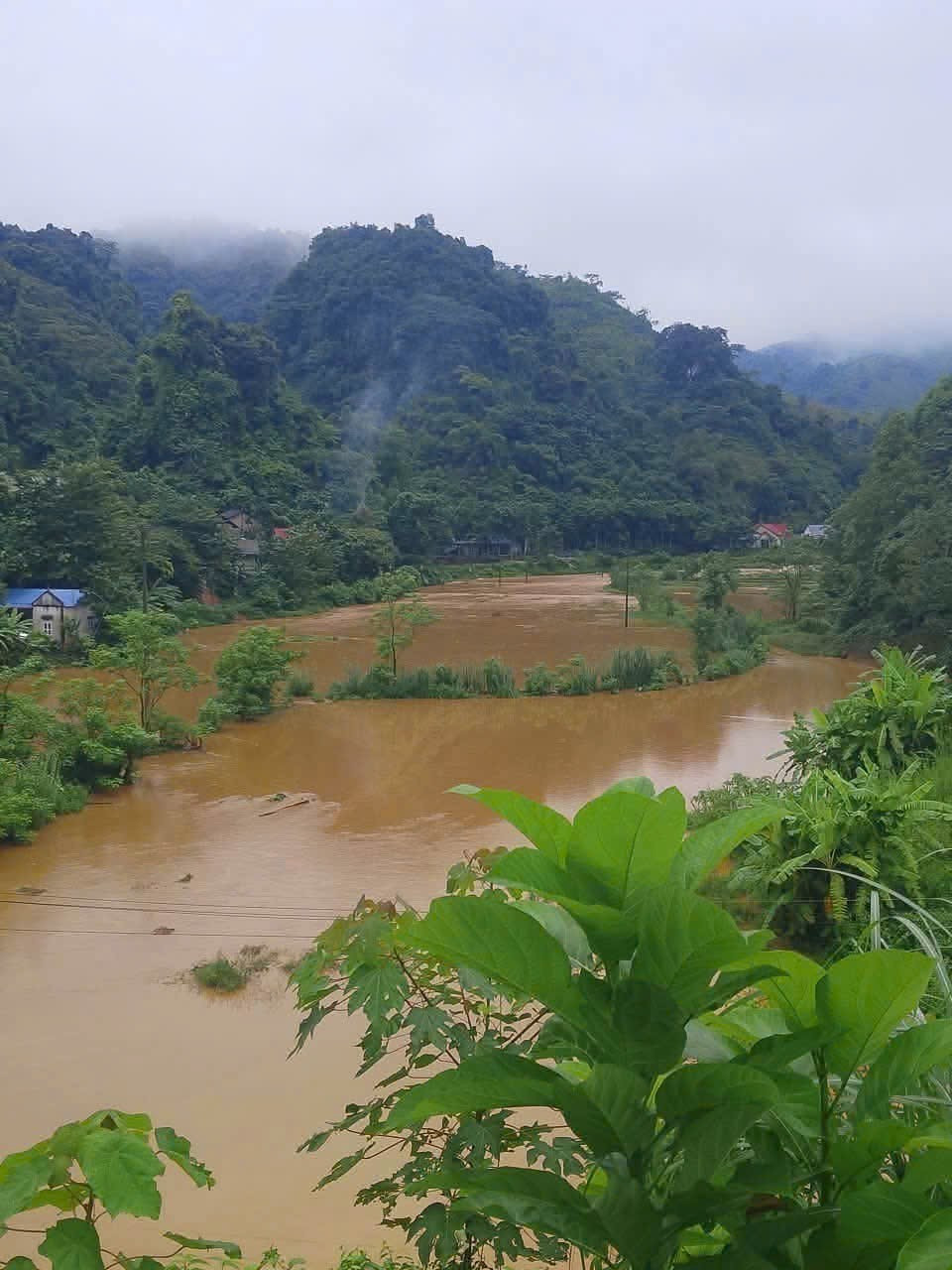 Mưa lớn gây thiệt hại nặng nề tại các địa phương ở Lào Cai. Ảnh: Văn Đức. 1000047377.jpg