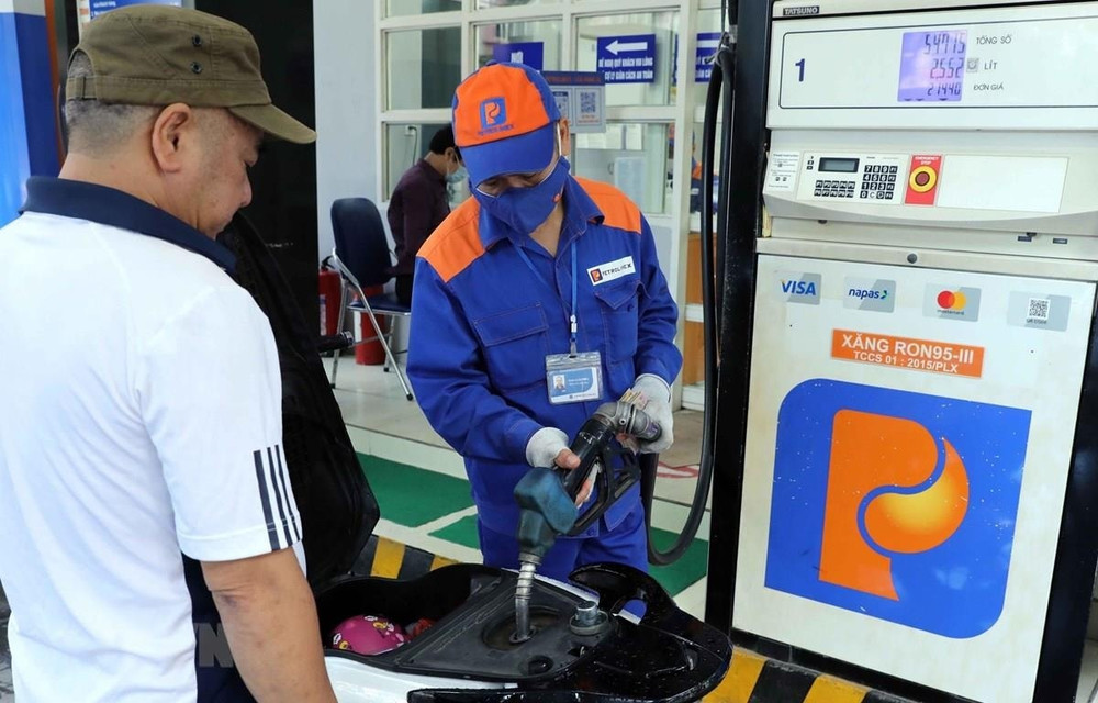 Giá xăng dầu của Việt Nam hiện vẫn ở mức thấp so với các quốc gia có chung đường biên giới. Ảnh: PLX ttxvnpetrolimex0810.jpg