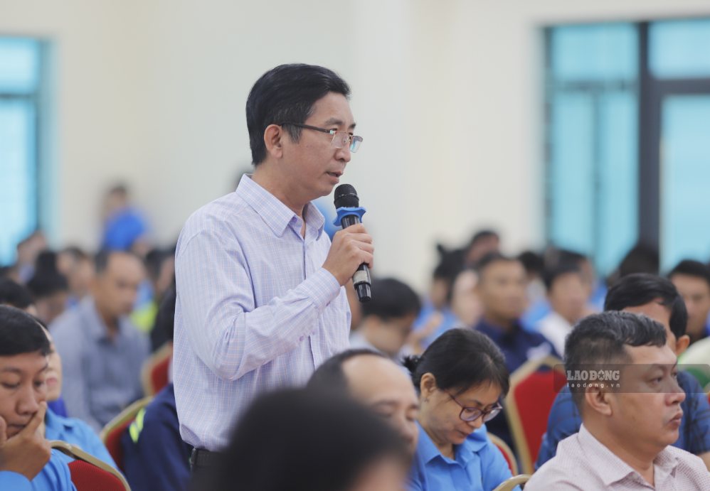 Đại diện công đoàn cơ sở đặt câu hỏi về chính sách nhà ở xã hội. Ảnh: Hữu Long