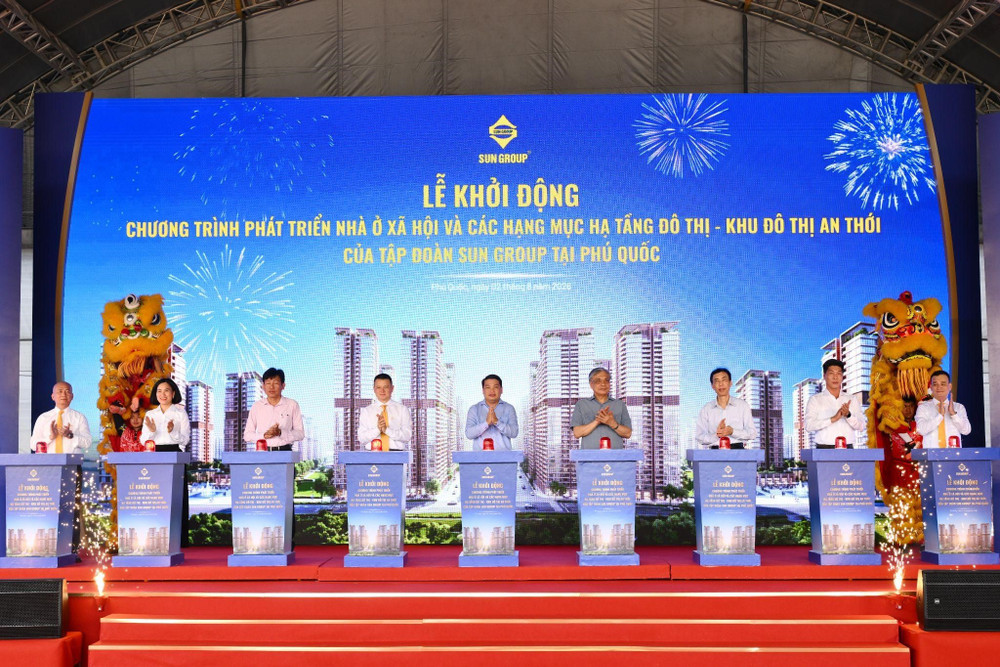 Các đại biểu thực hiện nghi thức khởi động dự án. Ảnh: Ánh Dương. 03-6377.jpg