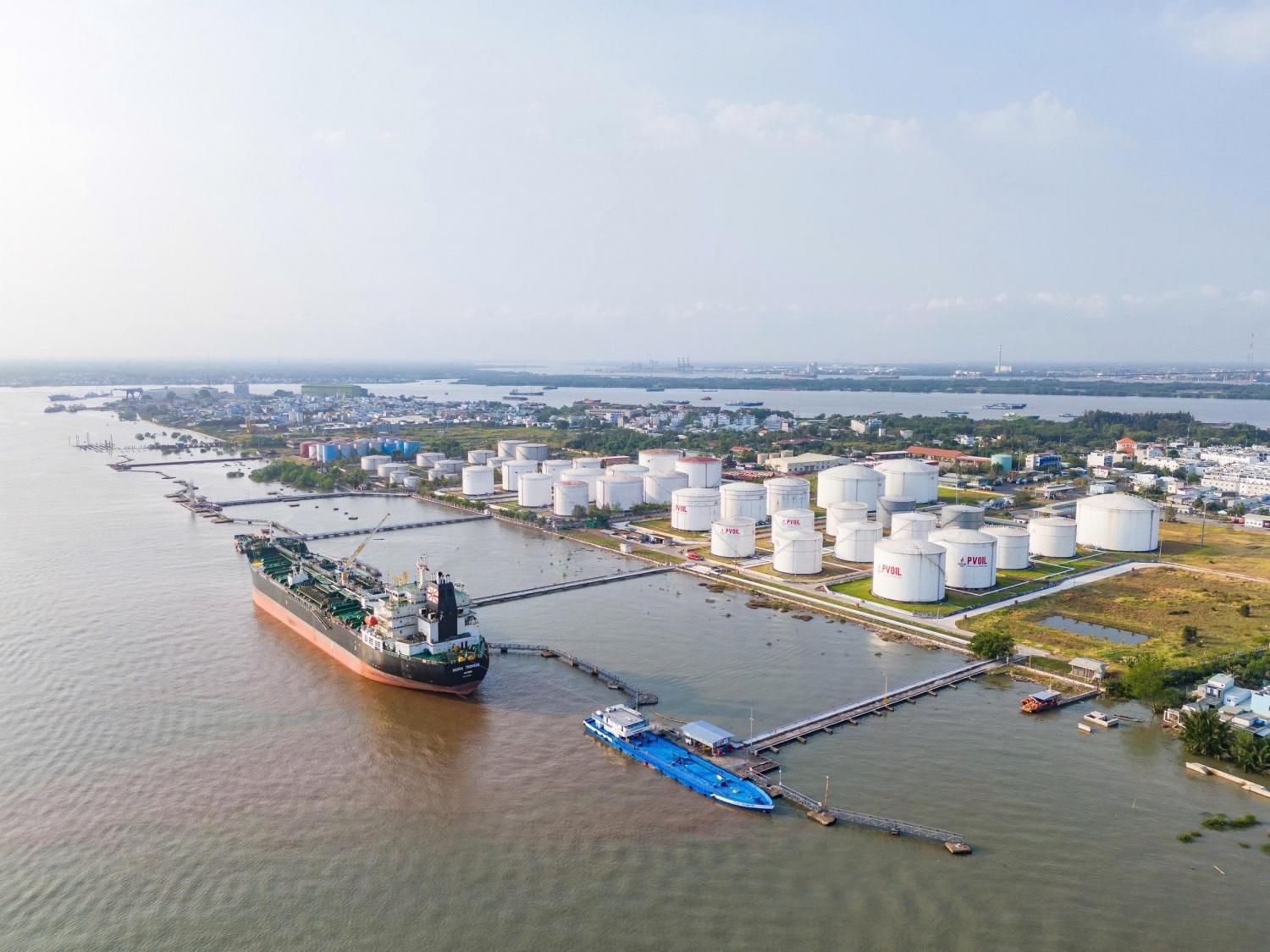 Tàu đang nhập hàng vào kho PVOIL Nhà Bè