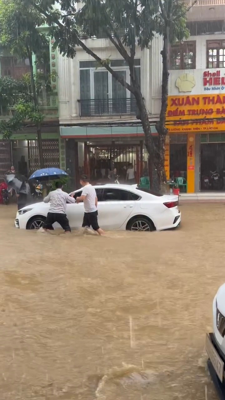 Một điểm ngập trên tuyến đường Lương Khánh Thiện. Ảnh cắt từ clip mualu.jpg
