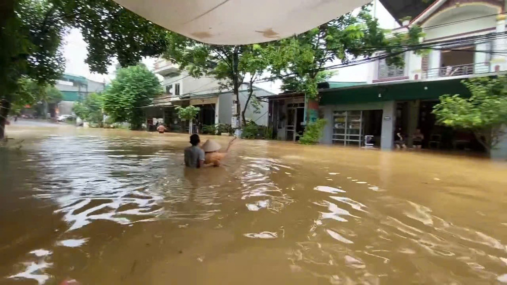 Nhiều tuyến đường bị ngập sâu khiến việc đi lại của người dân gặp khó khăn. Ảnh cắt từ clip img-1785735962453-1785735996849.jpg