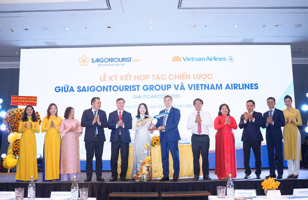 Chủ tịch Hội đồng quản trị Vietnam Airlines Đặng Ngọc Hòa trao quà lưu niệm tới đại diện lãnh đạo Saigontourist Group. anh-3-chu-tich-hoi-dong-quan-tri-vietnam-airlines-dang-ngoc-hoa-trao-qua-luu-niem-toi-dai-dien-lanh-dao-saigontourist-group.png