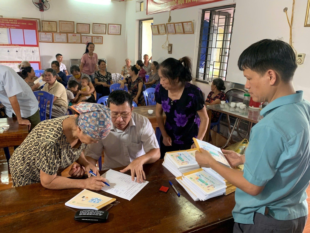 Các hộ gia đình được tuyên truyền sử dụng năng lượng tiết kiệm và hiệu quả. Ảnh: Sở Công Thương Lai Châu. cam-nang.jpg