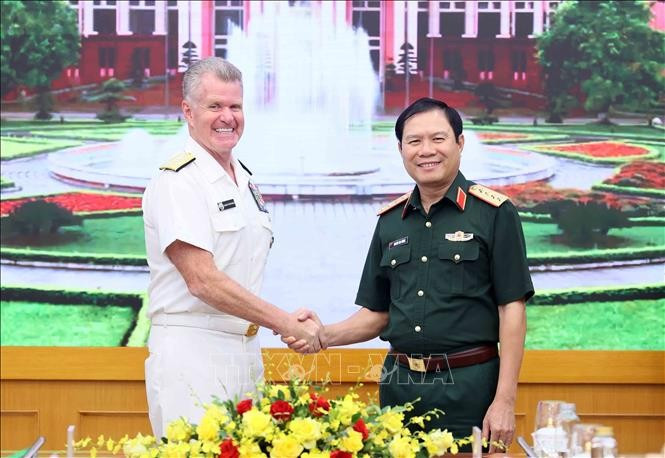 Đại tướng Nguyễn Tân Cương, Tổng Tham mưu trưởng Quân đội nhân dân Việt Nam và Đô đốc Samuel Paparo, Tư lệnh Bộ Tư lệnh Thái Bình Dương chụp ảnh chung. Ảnh: TTXVN. 98.jpg
