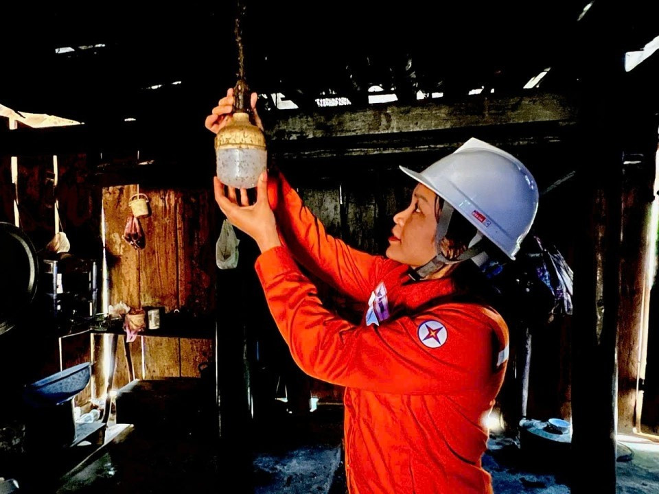 Đội Quản lý Điện lực khu vực Tân Uyên thay bóng đèn miễn phí cho khách hàng. Ảnh: Công ty Điện lực Lai Châu. thay-den-led.jpg