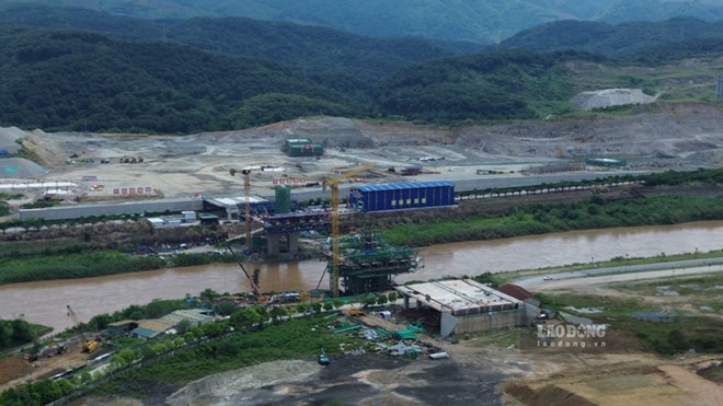 Cầu biên giới nối Lào Cai với Trung Quốc dần hiện hình