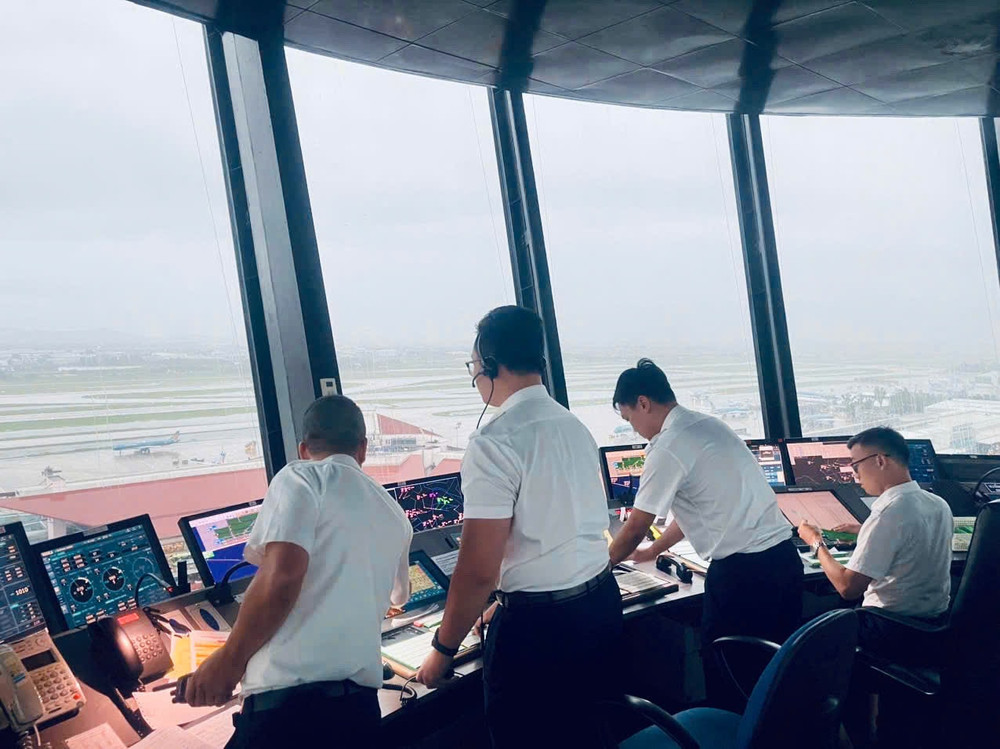 Bảo đảm điều hành bay an toàn trong tình hình thời tiết bất lợi. Ảnh: VATM. an-toan-hang-khong.jpg