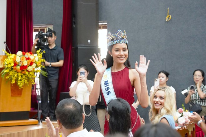 Đương kim Hoa hậu Thế giới thăm Trung tâm Trợ giúp xã hội tỉnh Quảng Ninh