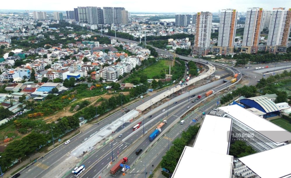 Nhanh cầu N4 cho xe rẽ phải từ đường Đồng Văn Cống ra Mai Chí Thọ đã trễ hẹn thông xe cuối tháng 7.2026. Ảnh: Anh Tú