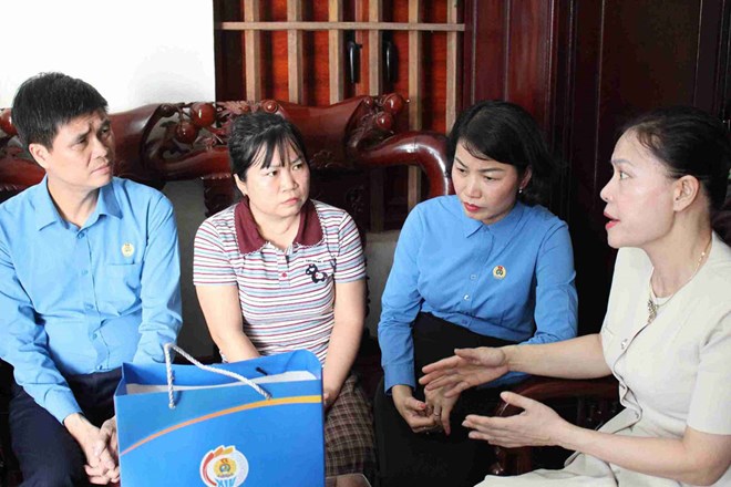 Người lao động hạnh phúc với món quà từ Đại hội Công đoàn Việt Nam