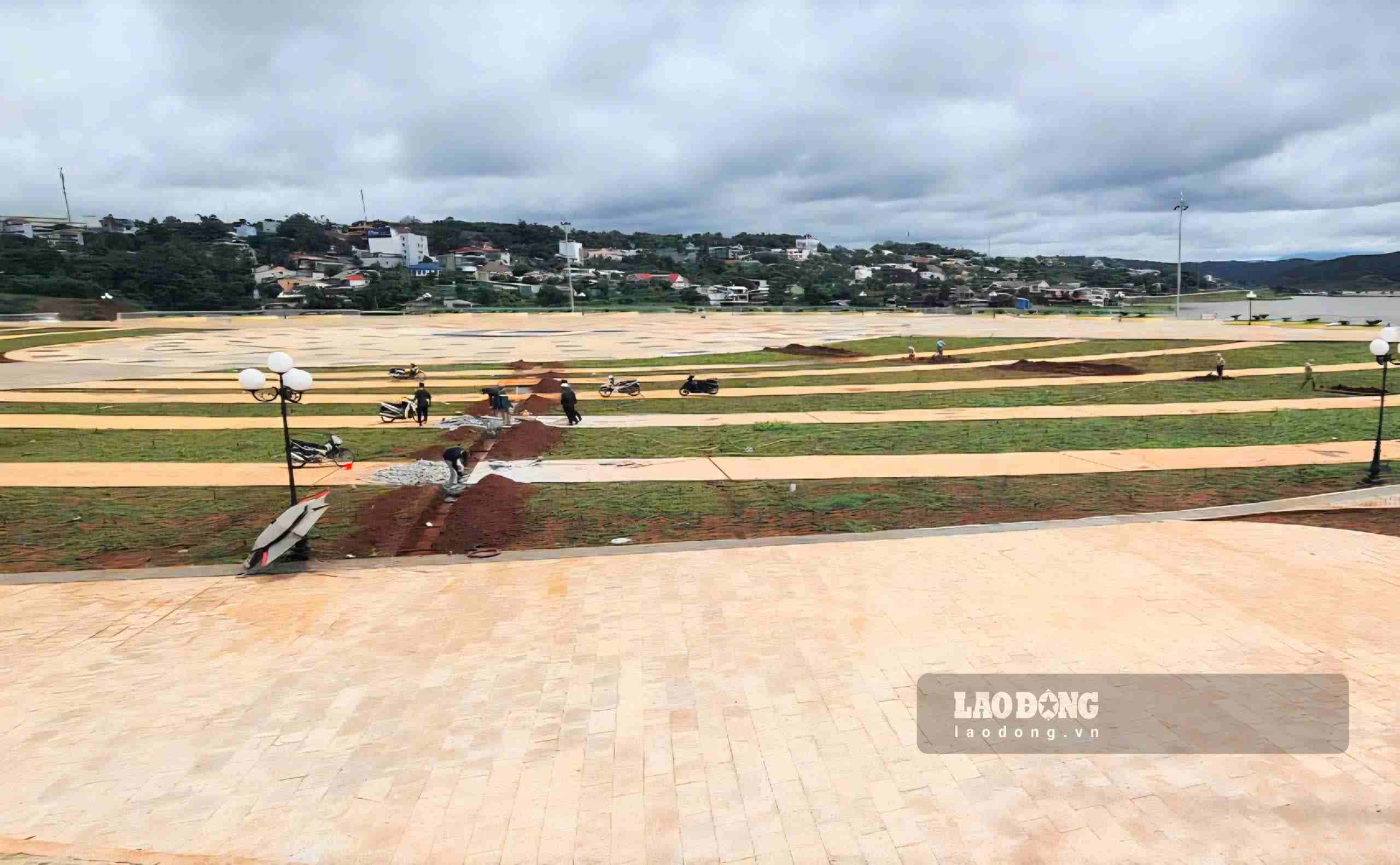 Sụt lún, sạt trượt đang diễn biến phức tạp tại Quảng trường Trung tâm Gia Nghĩa. Ảnh: Phúc Khánh