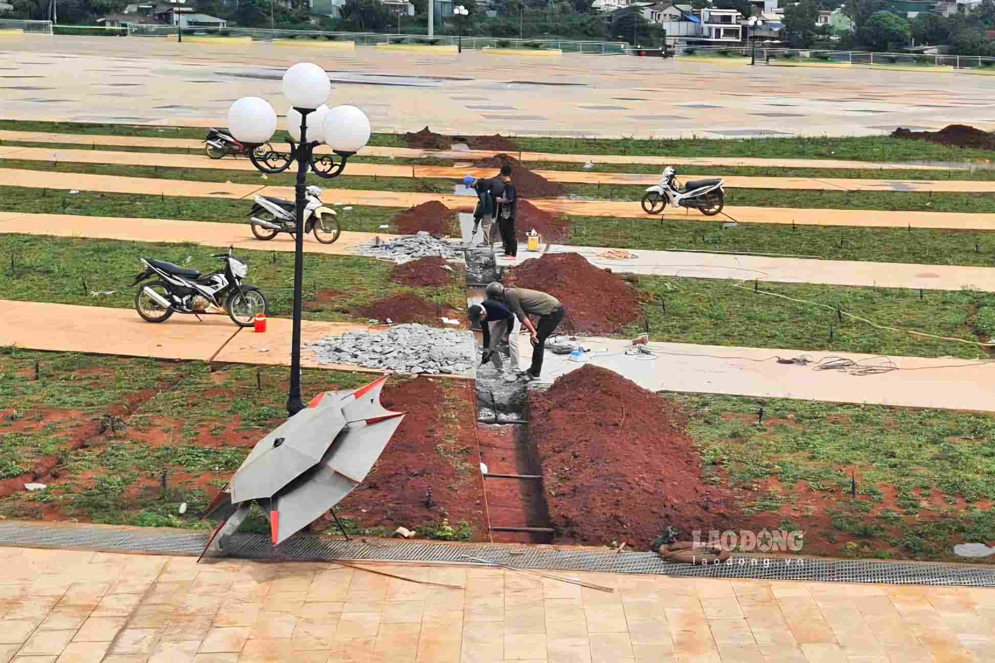 Đơn vị thi công đang triển khai khắc phục hiện tượng lún tại Quảng trường Trung tâm Gia Nghĩa. Ảnh: Phúc Khánh