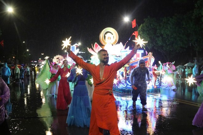 Hàng nghìn người đội mưa xem Carnival Nghệ An 2026