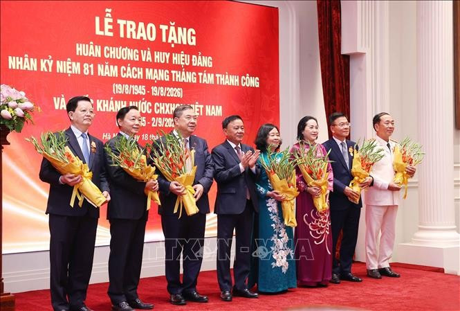 Ủy viên Bộ Chính trị, Thường trực Ban Bí thư Trần Cẩm Tú trao Huy hiệu 35 năm tuổi Đảng cho các đại biểu. Ảnh: Văn Điệp/TTXVN