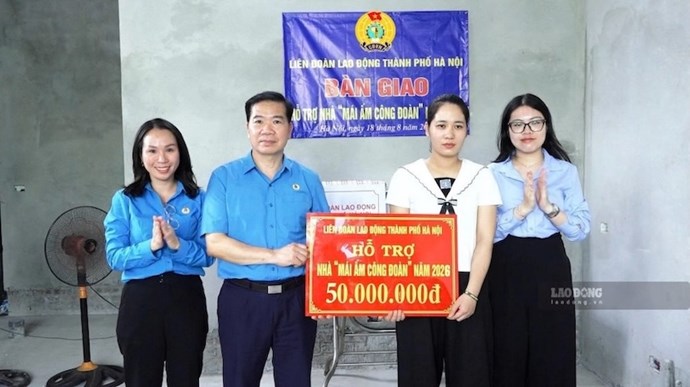 LĐLĐ Thành phố Hà Nội trao 50 triệu đồng từ chương trình Mái ấm Công đoàn
