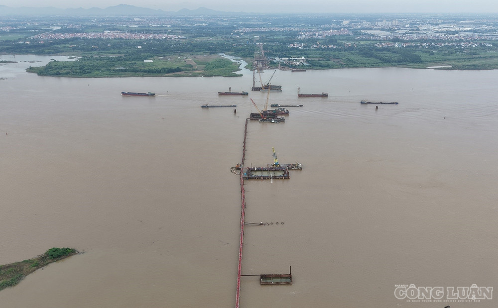 Đoạn vượt sông Hồng dài 780m gồm 3 nhịp lớn, tạo điểm nhấn kiến trúc mới trên tuyến Vành đai 3,5 của Hà Nội. Hiện vị trí 3 trụ tháp chính của cây cầu đã dần hiện rõ giữa lòng sông Hồng, đây được xem là hạng mục quan trọng và phức tạp nhất của toàn bộ dự án. clo_br_dji-20260814154203-0373-d.jpg